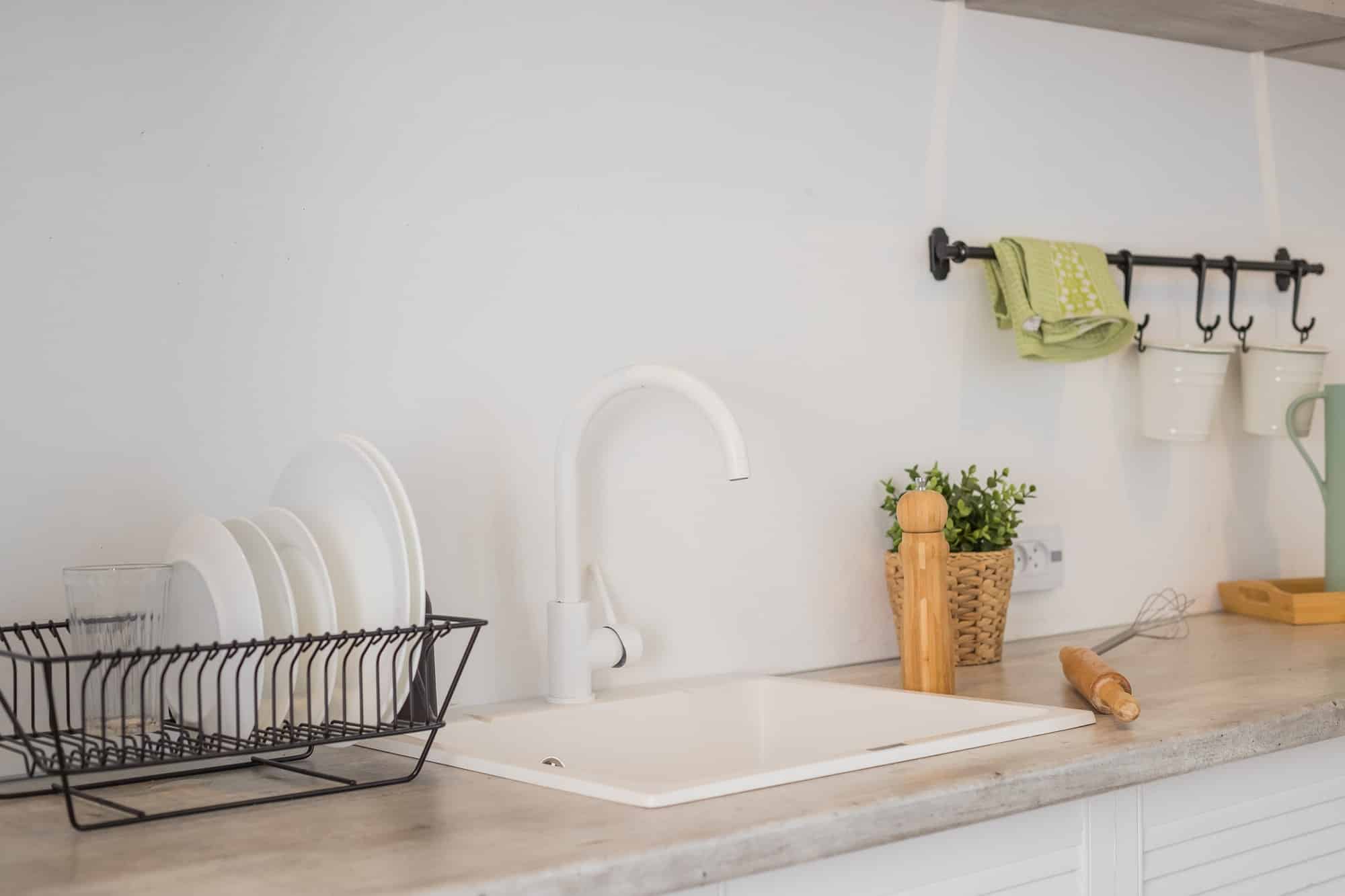 Comment assainir efficacement votre égouttoir à vaisselle ?